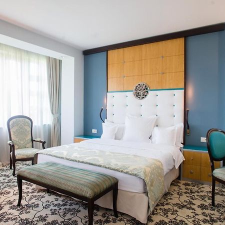 Pleiada Boutique Hotel & Spa Iasi Buitenkant foto A bedroom at the hotel