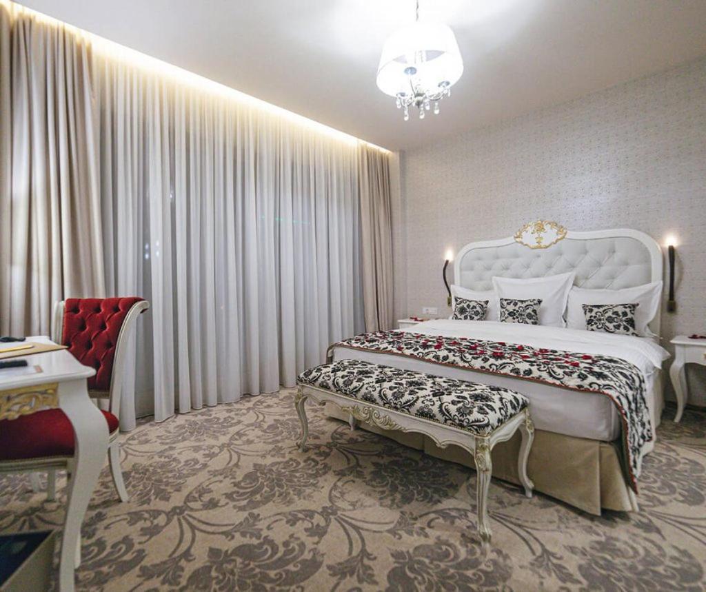 Pleiada Boutique Hotel & Spa Iasi Buitenkant foto A room at the hotel