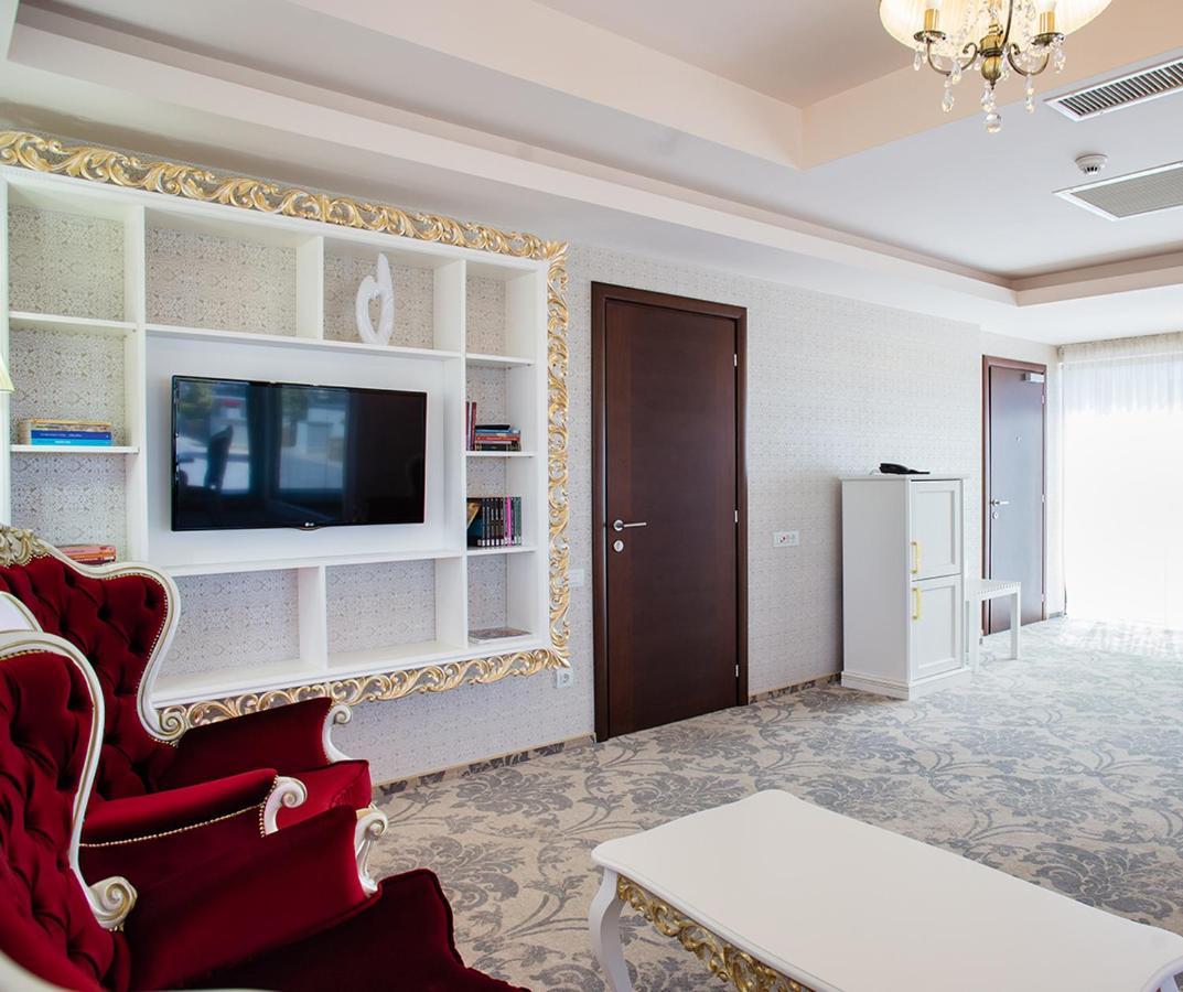 Pleiada Boutique Hotel & Spa Iasi Buitenkant foto A living room in a typical apartment