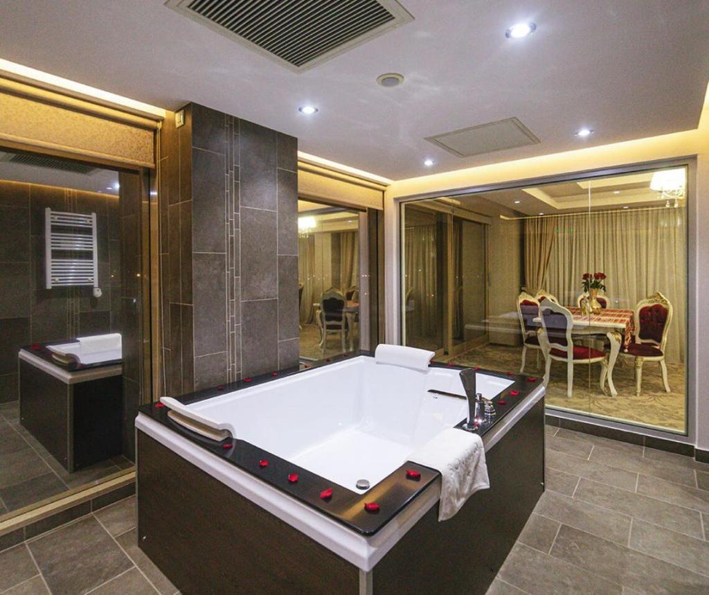 Pleiada Boutique Hotel & Spa Iasi Buitenkant foto A modern bathroom