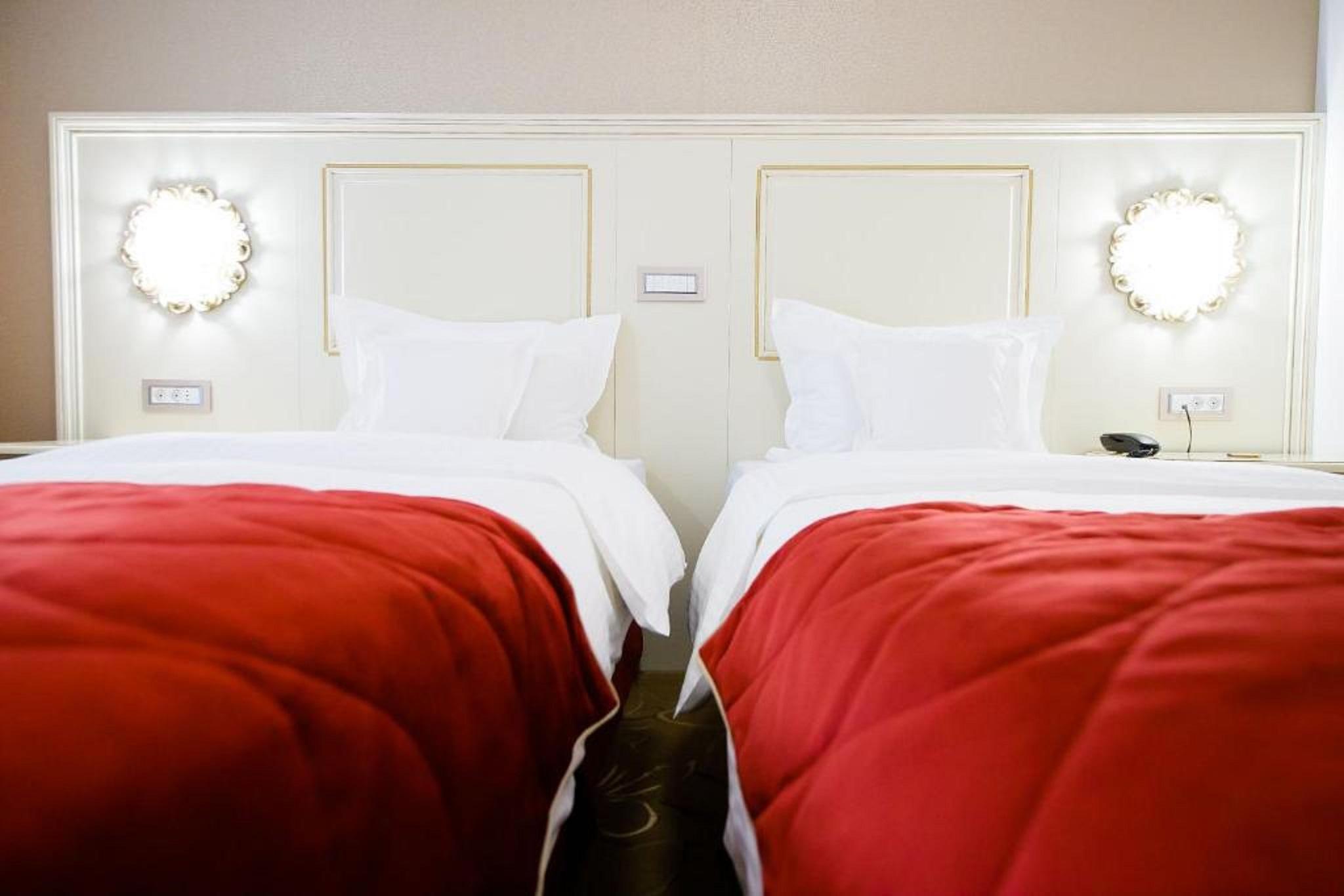 Pleiada Boutique Hotel & Spa Iasi Buitenkant foto A room at the hotel
