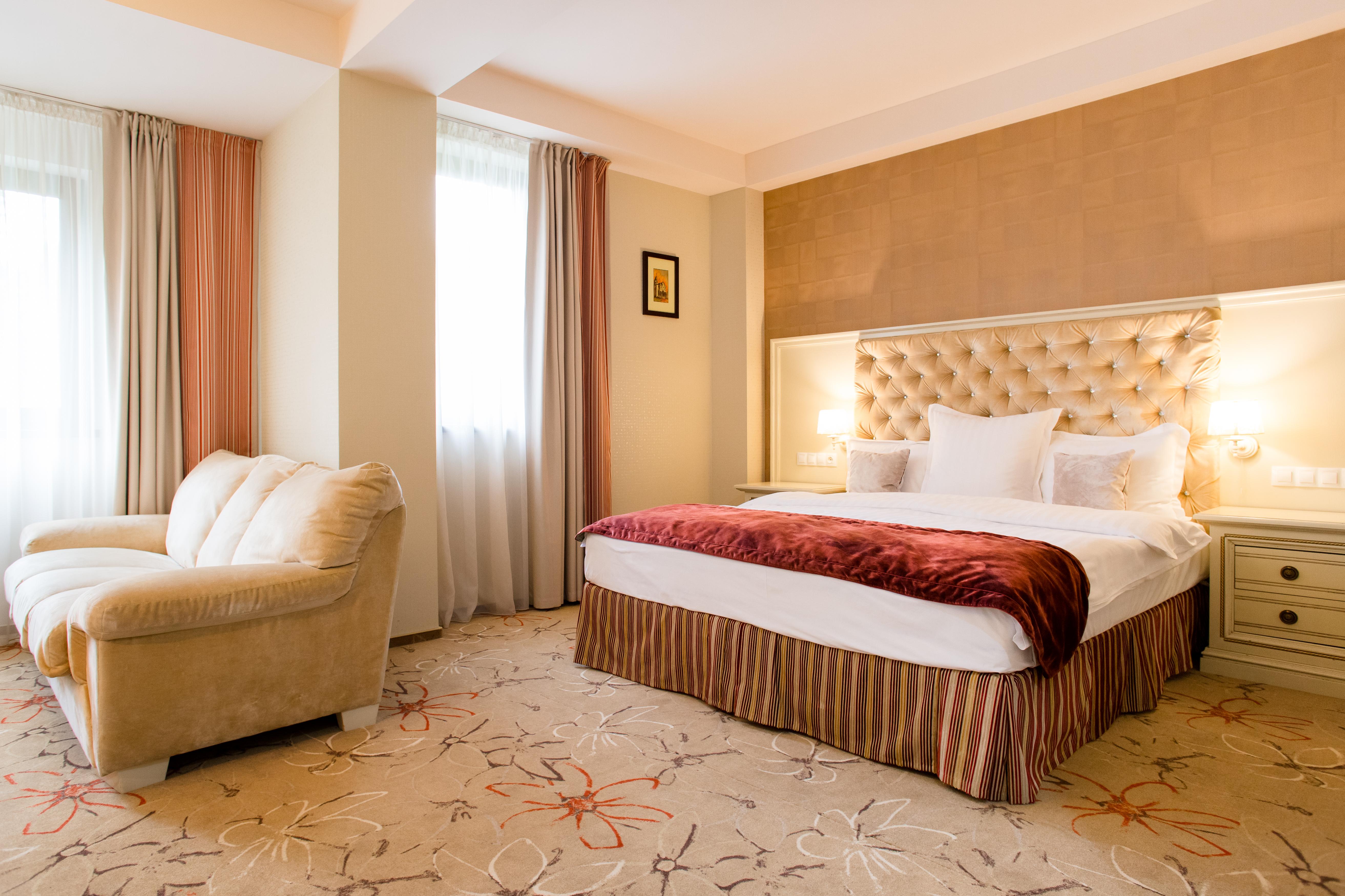 Pleiada Boutique Hotel & Spa Iasi Buitenkant foto A bedroom in a hotel