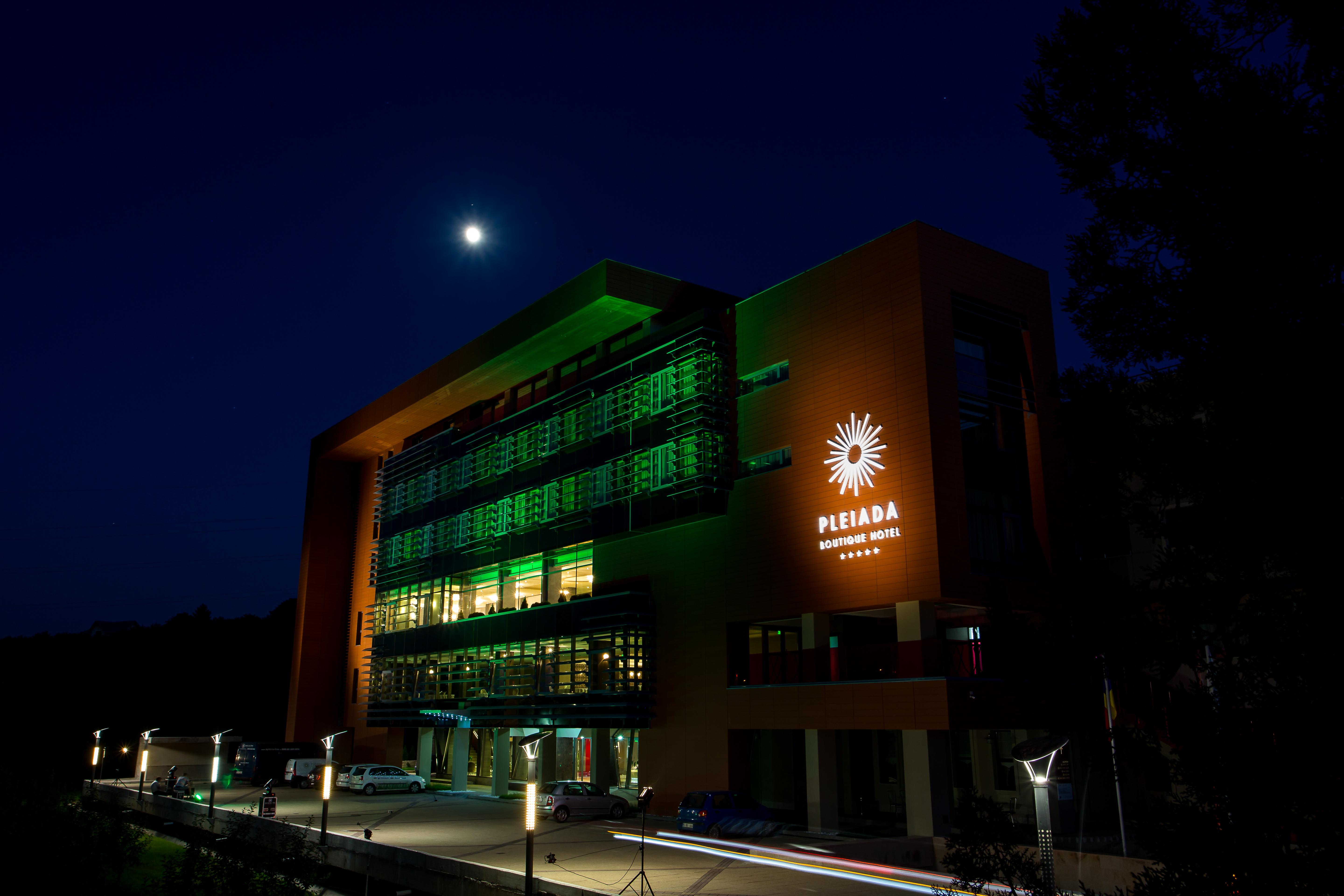 Pleiada Boutique Hotel & Spa Iasi Buitenkant foto The library at night