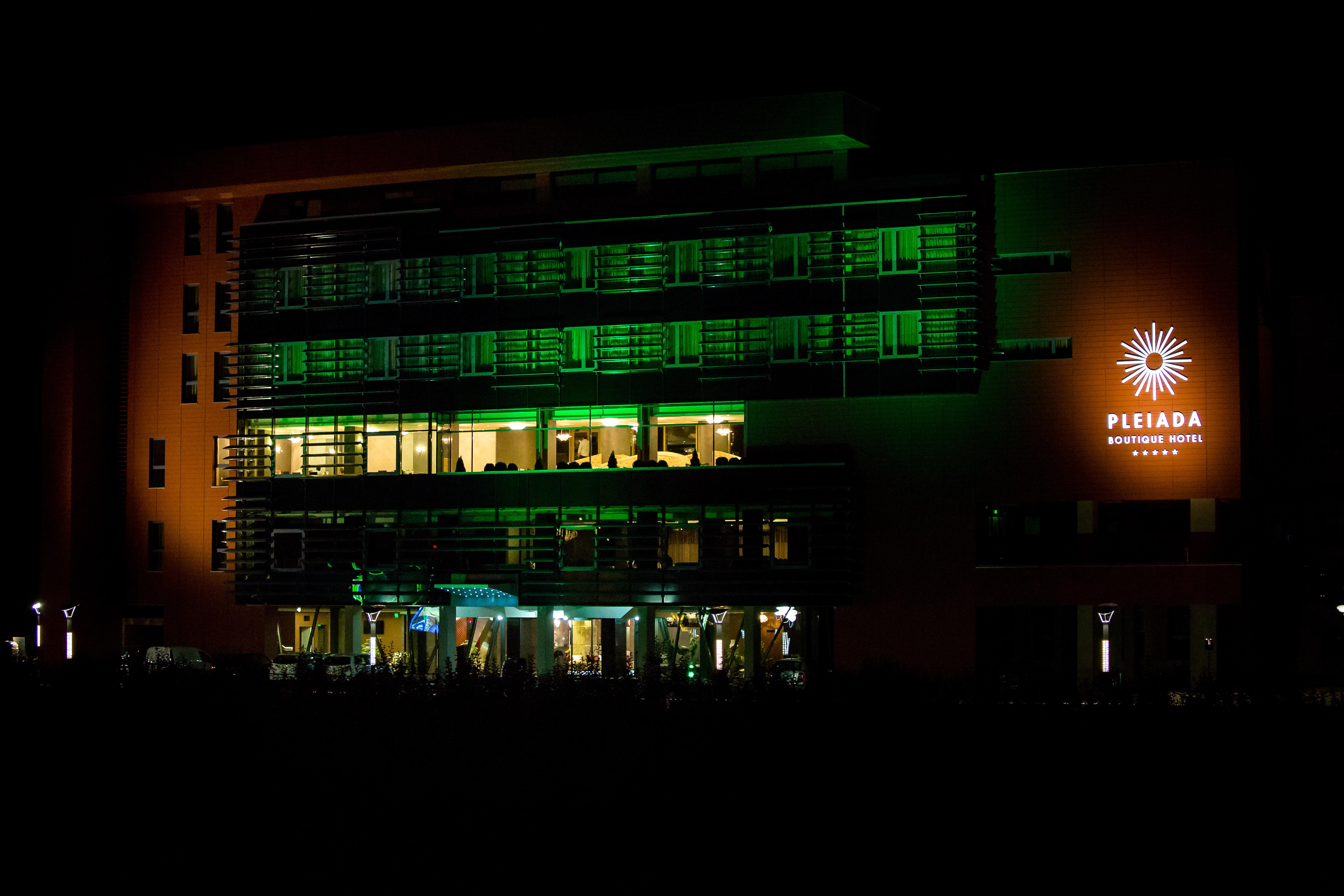 Pleiada Boutique Hotel & Spa Iasi Buitenkant foto The hotel at night