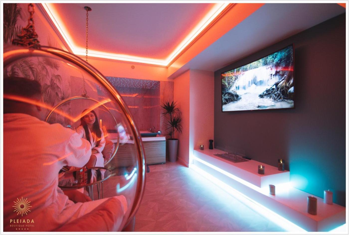 Pleiada Boutique Hotel & Spa Iasi Buitenkant foto A room with LED lighting
