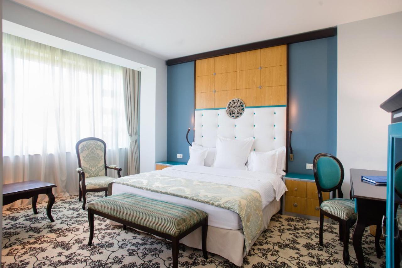 Pleiada Boutique Hotel & Spa Iasi Buitenkant foto A bedroom at the hotel